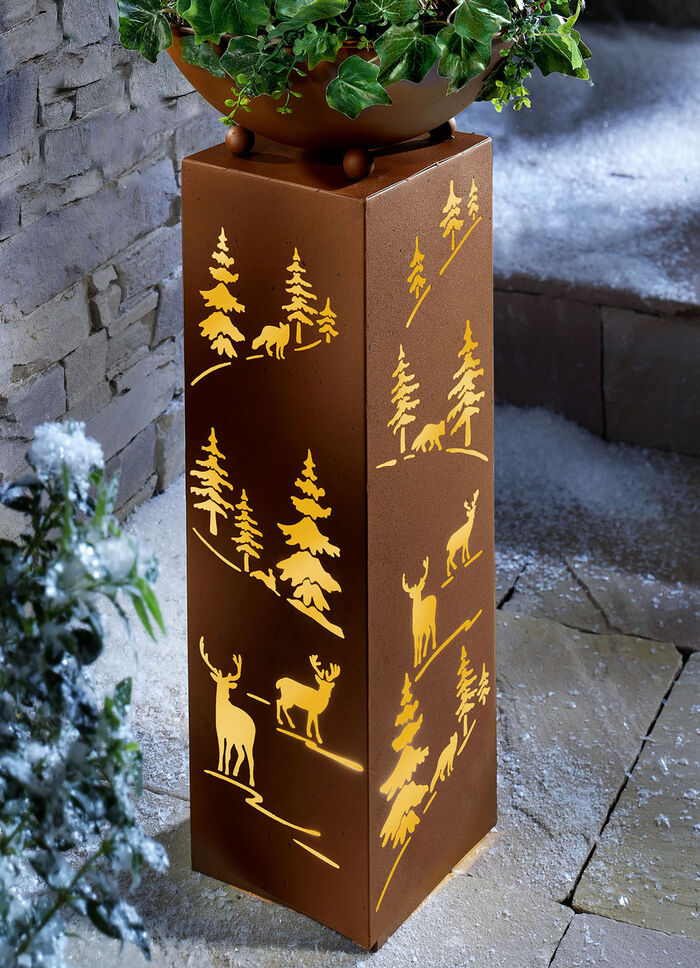 Decoratieve zuil van roestkleurig gepoedercoat ijzer