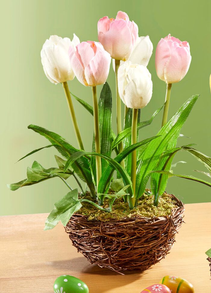 Tulpen in een rieten mand 