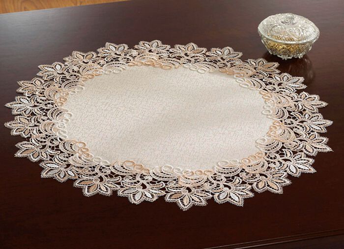 Elegante kamerdecoratie met tweekleurig macram&eacute;kant 