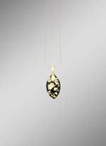 Hanger met onyx, bewerkt en bergkristal met bladgouden triplet 