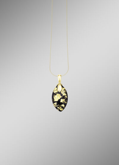 Hanger met onyx, bewerkt en bergkristal met bladgouden triplet 