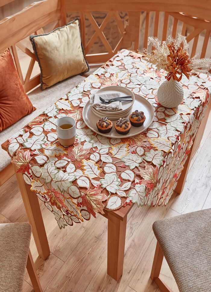 Tafel- en kamerdecoratie met herfstachtige bladermotieven 