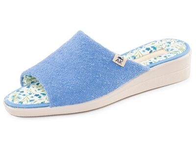 Klassieke damespantoffels, gemaakt van textielmateriaal 