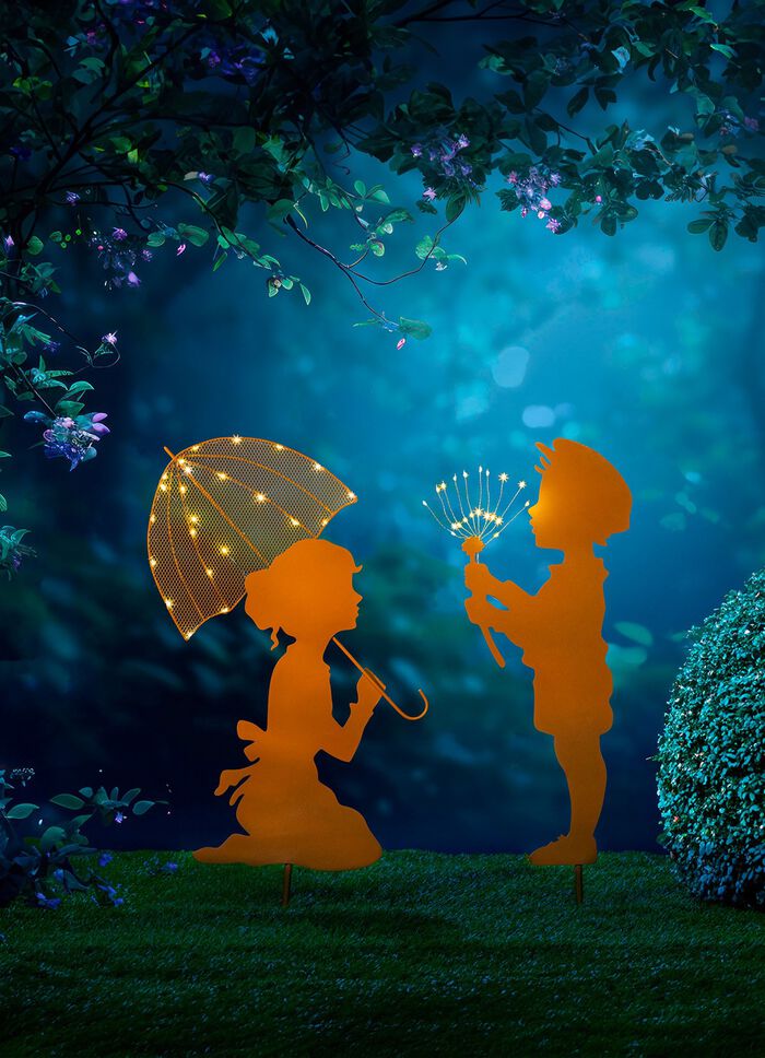 jongen en meisje met paraplu 