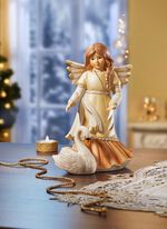 Engel met zwaan gemaakt van fijn steengoed 