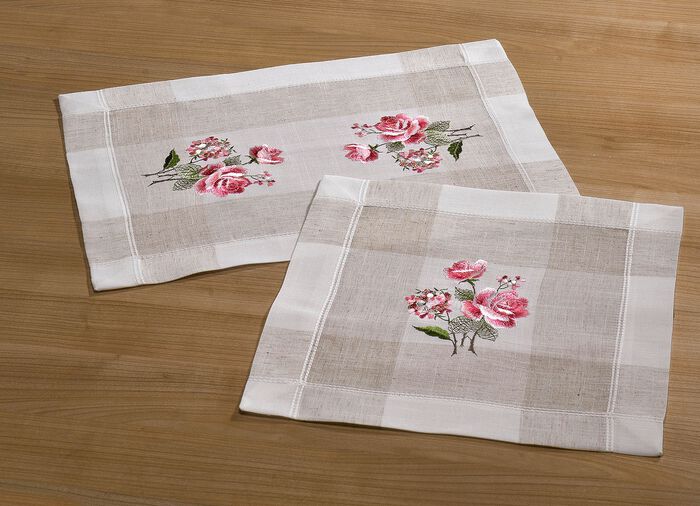 Tafel- en kamerdecoratie met een betoverend rozenontwerp SEKT/MULTICOLOR