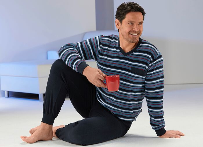 Pyjama van stretch badstof met boorden, V-hals en garengeverfd streepmotief 