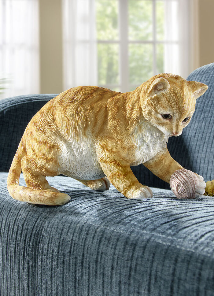 Kat met bolletje wol 