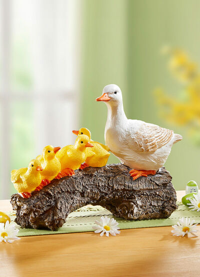 Eendenfamilie op boomstam 