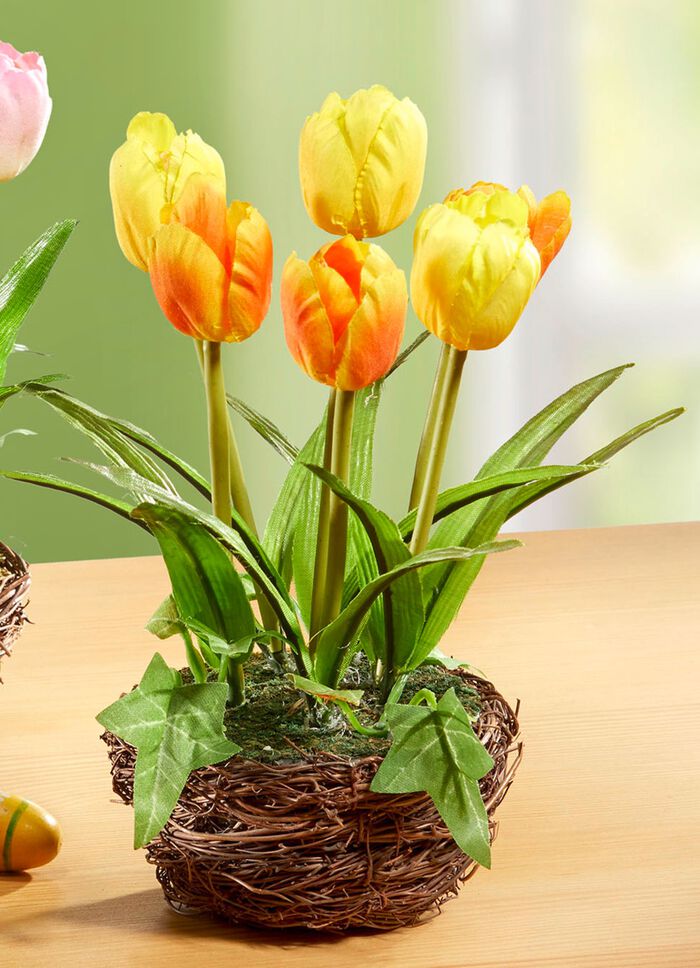 Tulpen in een rieten mand 