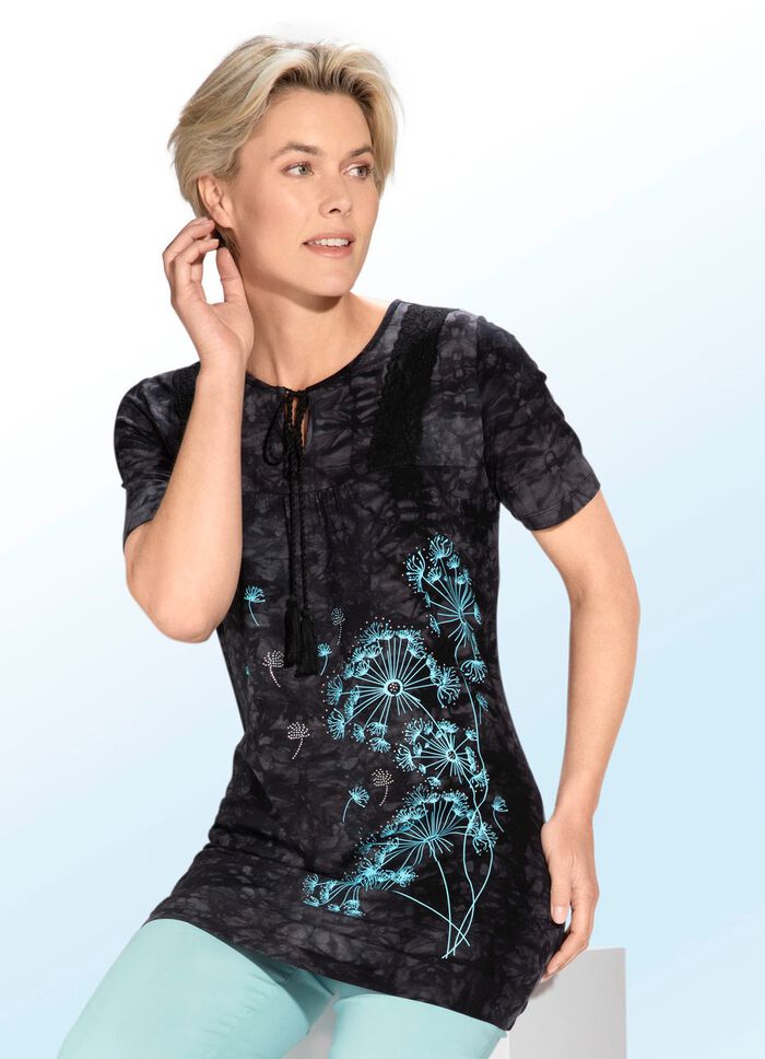 Tuniek met zwart sierkoord EEN ZWARTE BATIK