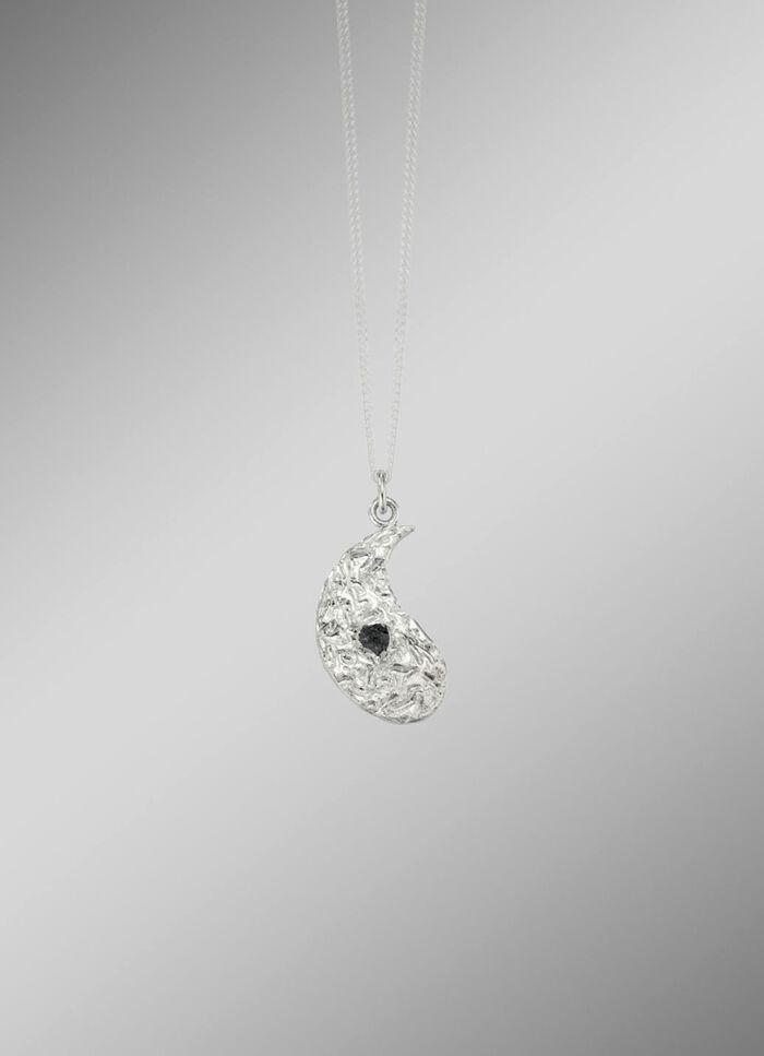 Yang hanger gemaakt van gerhodineerd zilver 