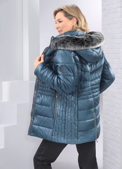 Jas met figuurvriendelijke lengtestiksels aan de zijkanten 