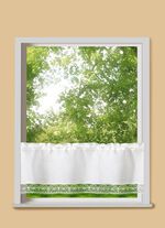 Kort gordijn met fijn vlinderborduursel 