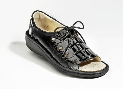 Sandalen gemaakt van lakleer 