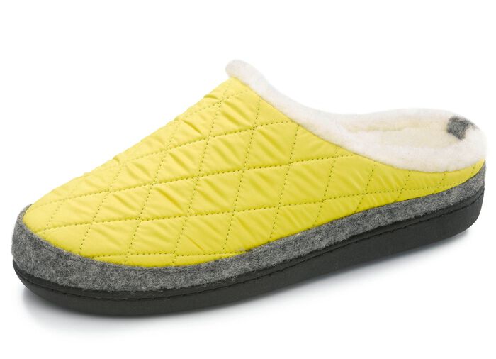 Slippers gemaakt van gewatteerd textielmateriaal 