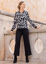 Blousejasje met zwarte geribbelde manchetten 