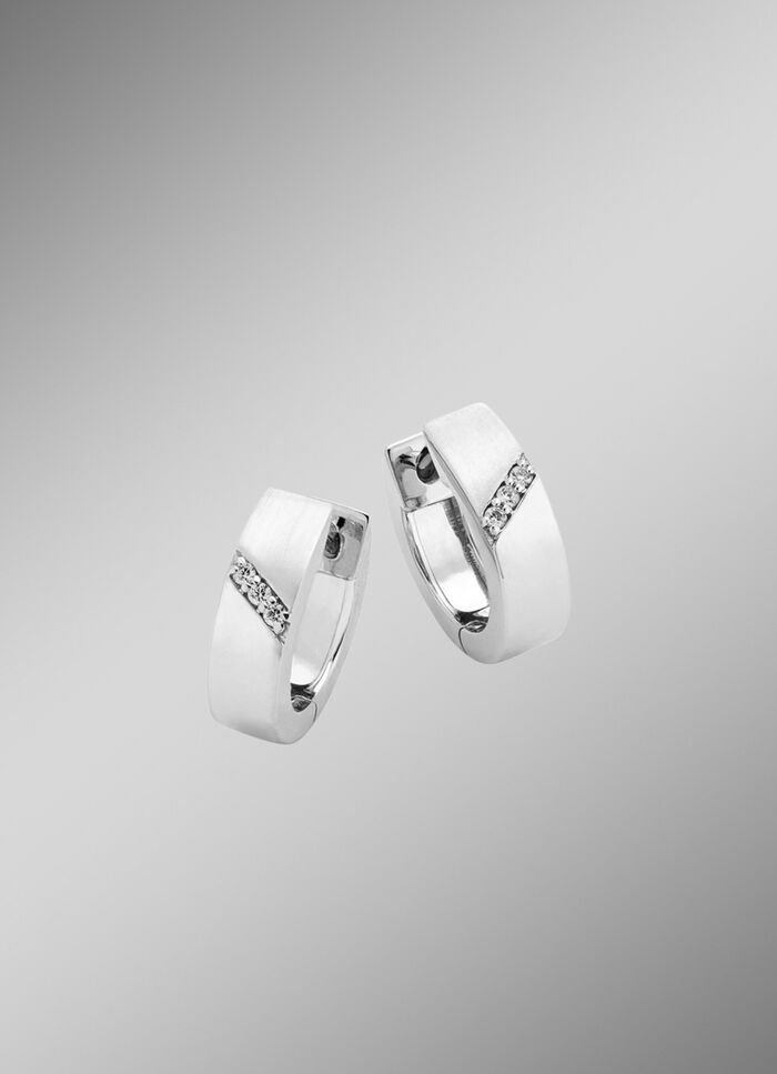 Glanzende, satijnen oorringen met diamanten 