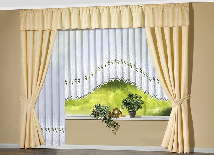 Lang gordijn met hoogwaardig Plauener borduurwerk 