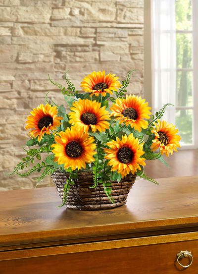 Zonnebloemstuk in rieten mand 