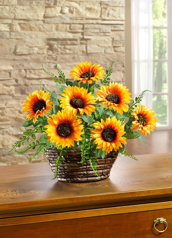 Zonnebloemstuk in rieten mand 