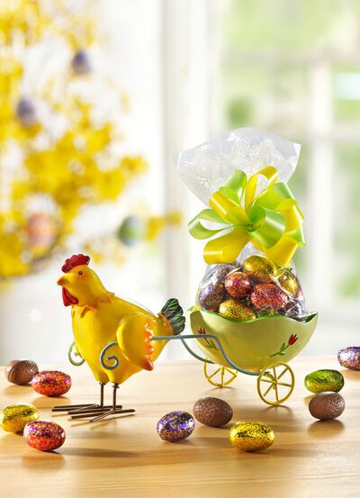 Nostalgische kip met metalen kar 