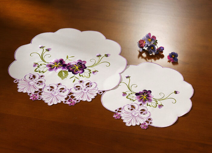 Tafel- en kamerdecoratie met bloemen in kantlook SEKT