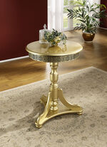 Bijzettafel met omringende decoratie 