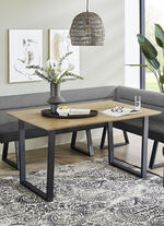 Eettafel op een zwart metalen frame 