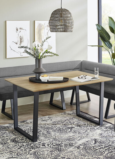 Eettafel op een zwart metalen frame 