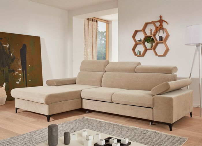 Gestoffeerde hoek met bedfunctie en bedkast in de voetenbank BEIGE