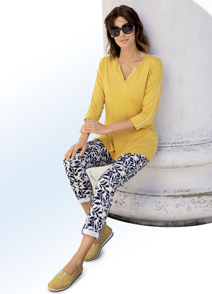 Broek met opvallend bloemenmotief 