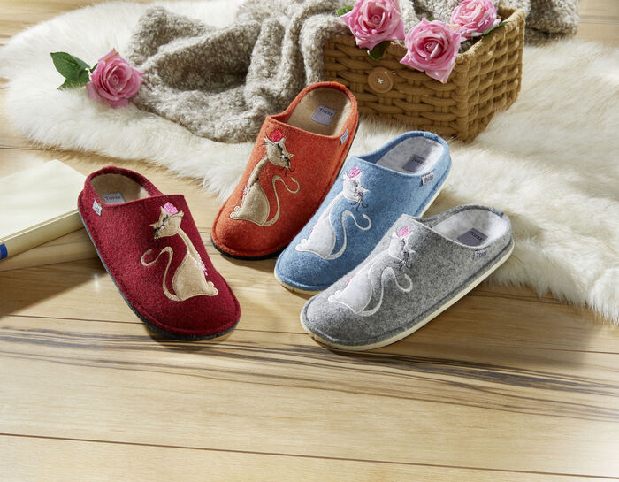 Pantoffels met qua kleur bijpassende kattenapplicatie ORANJE