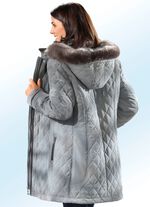 Korte jas met contrasterende kleuraccenten 