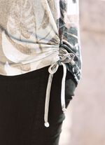 Shirt met contrastverwerking bij de halslijn 