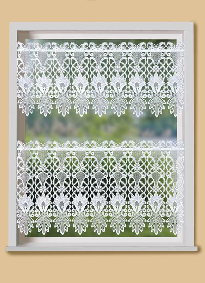 Kort gordijn met uitgebreide macram&eacute;-afwerking 