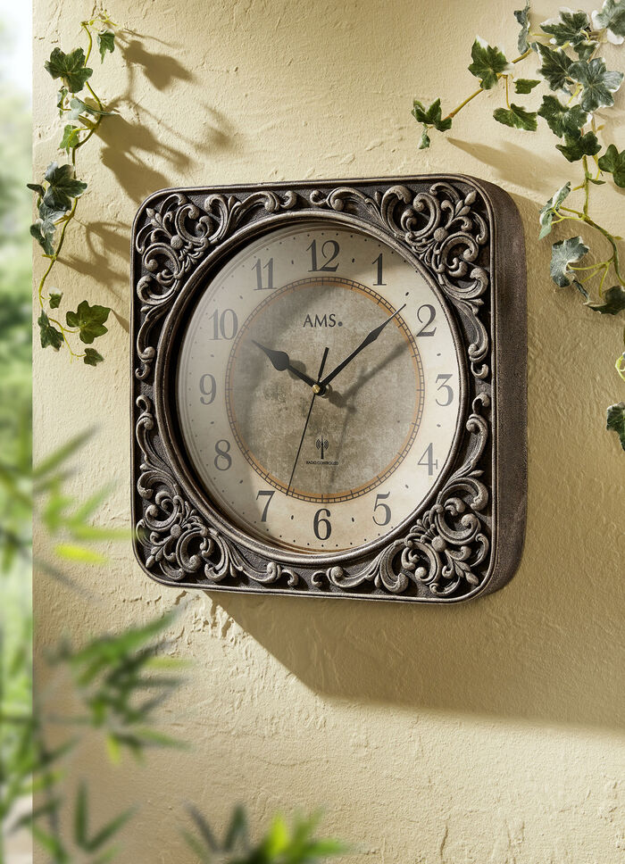 Radiogestuurde wandklok met weerbestendige behuizing van kunsthars