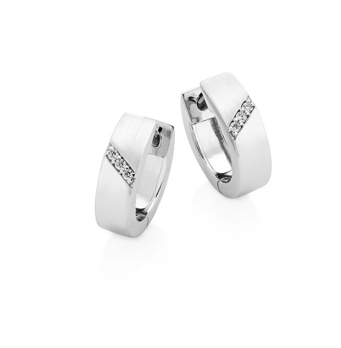 Glanzende, satijnen oorringen met diamanten 