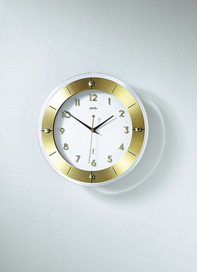 Hoogwaardige wandklok van AMS, gemaakt van gefacetteerd mineraalglas 