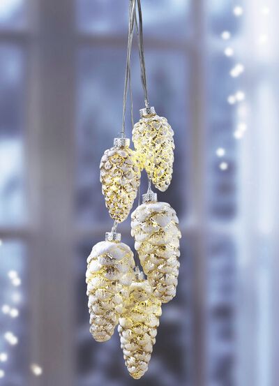Verlichte hanger met dennenappels 