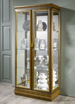 Stijlvolle vitrinekast gemaakt van massief hout 