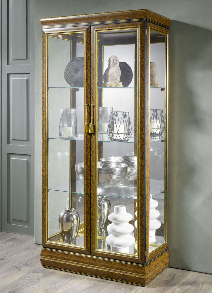 Stijlvolle vitrinekast gemaakt van massief hout 