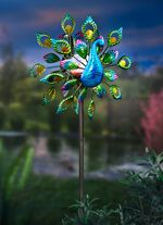 Zonnewindturbine pauw met zonnebol in het midden 