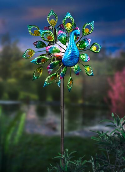 Zonnewindturbine pauw met zonnebol in het midden 