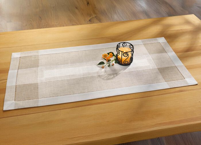 Klassieke tafel- en kamerdecoratie met linnen 