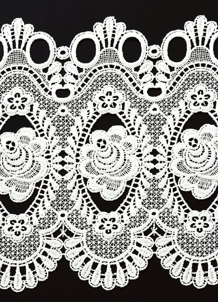 Charmant kort gordijn met roededoorvoer WIT EFFEN