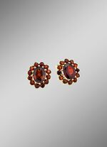 Bloemvormige oorbellen met granaat 