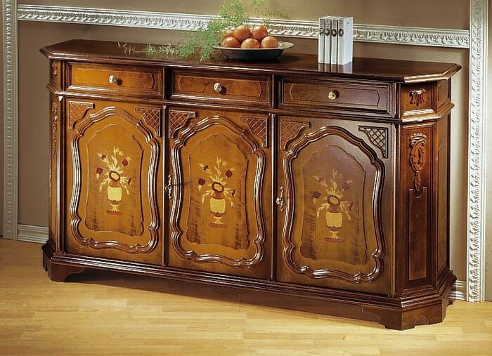 Gedeeltelijk massieve, notenhout-kleurige, gefineerde commodes 