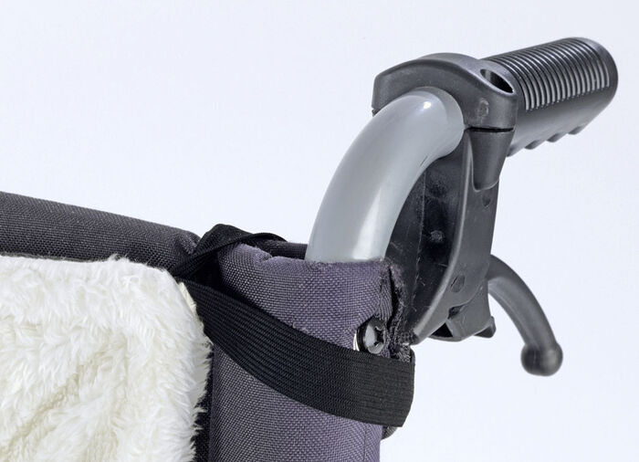 Rolstoelwarmtezak houdt je droog en warm bij slecht weer 