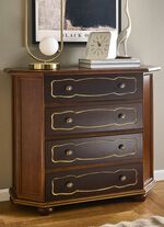 Italiaanse ladekastserie met rijke decoraties 